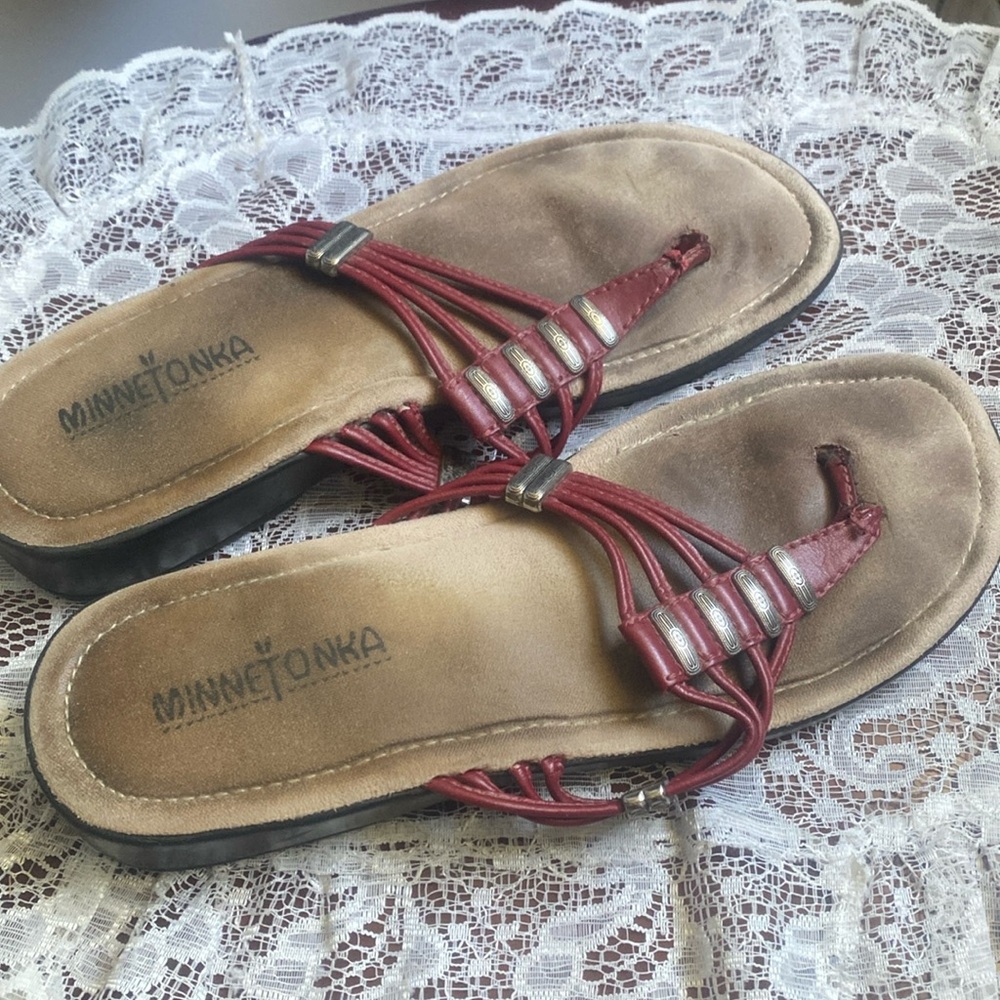 Minnetonka Red Leather and Silver Western Style Thong Sandals size 8.5